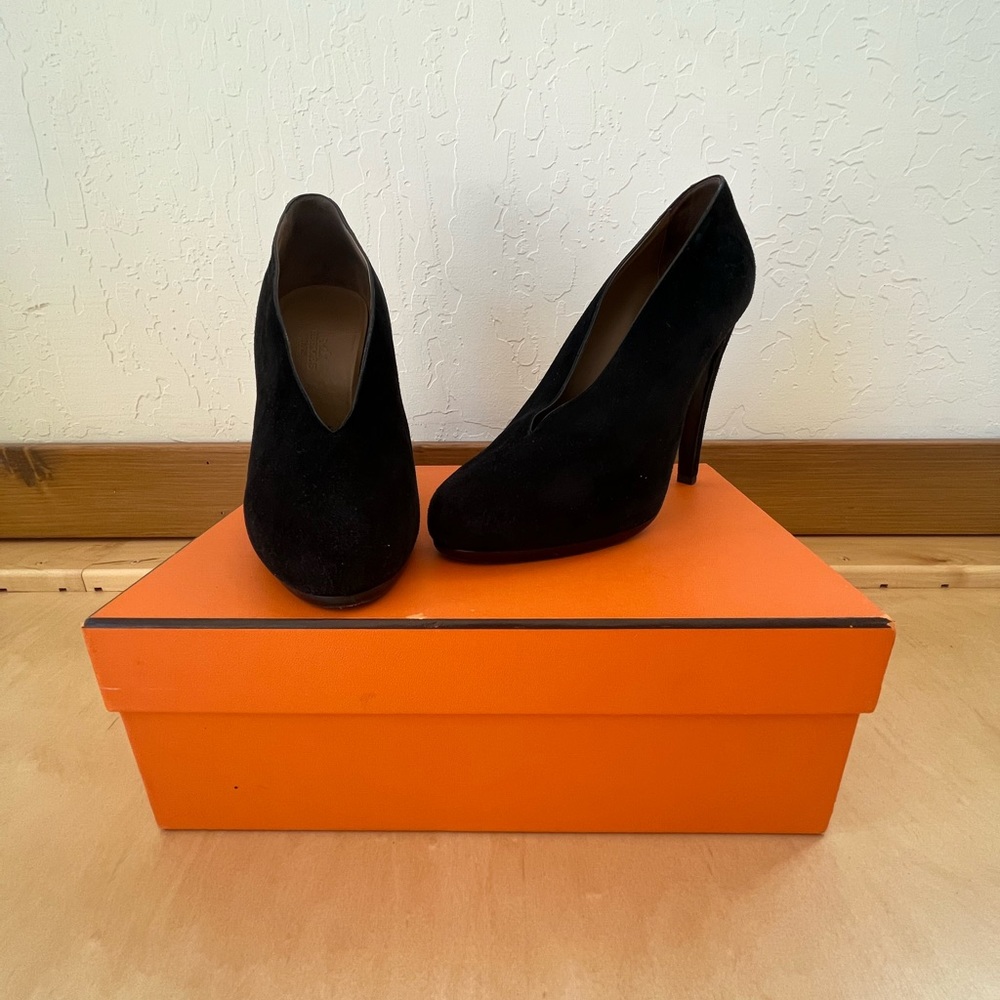 Hermes Florida suede “high cut” suede pump